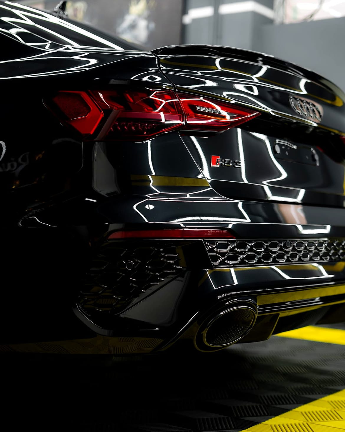 Detaliu spate Audi RS3 negru lustruit în atelierul Răzvan Detailing Brașov