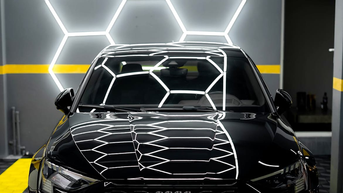 Mașină neagră premium în atelierul Răzvan Detailing din Brașov