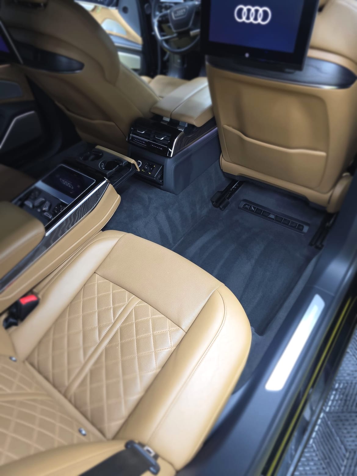 Interior din piele curățat și hidratat după detailing interior
